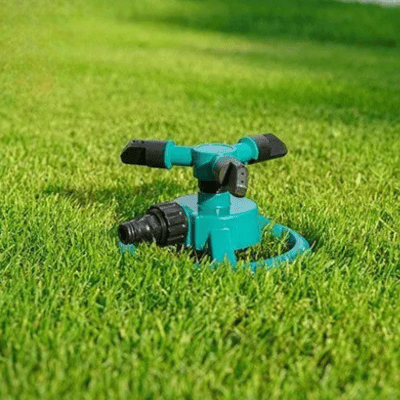 Arrosage automatique Tournivert 360 en gros plan de profil dans l'herbe