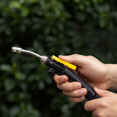 Pulvérisateur professionnel JetPro de 30 cm dans les mains