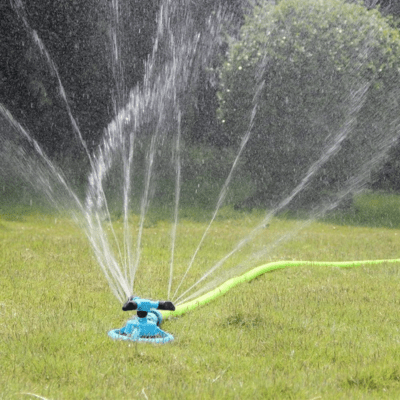 Arrosage automatique Tournivert 360 en action avec tuyau d'Arrosage jaune
