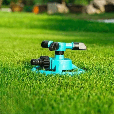 Arrosage automatique Tournivert 360 en gros plan de profil au jardin