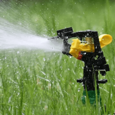 Arrosage Automatique SprinklO dans l'herbe