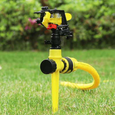 Arrosage automatique SprinklO sur piquet jaune dans l'herbe