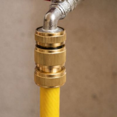 Raccord tuyau arrosage femelle femelle QuickBrass en gros plan sur robinet