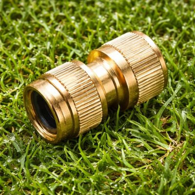 Raccord tuyau arrosage femelle femelle QuickBrass dans l'herbe