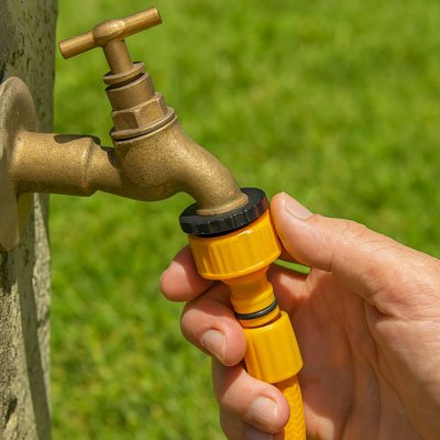 Adaptateur robinet universel EasyConnect aux couleurs visibles jaune et noir 