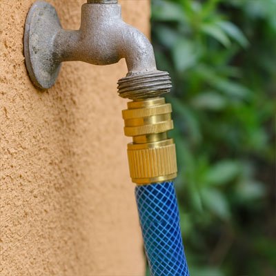 Adaptateur robinet universel Laiton Durable gros plan robinet exterieur mur crepit