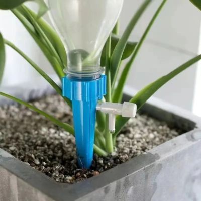 Arrosage Goutte a goutte HydroSmart bleu dans un pot de plante en béton