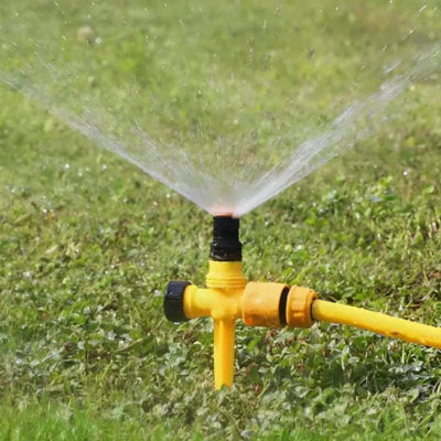 Jet dans l'herbe de l'Arrosage automatique Aqua360