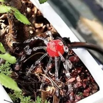Arroseur automatique Goutty dans une jardinière rectangle blanche