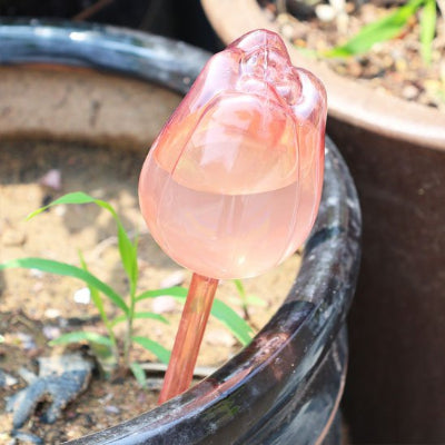 L'arroseur Élégance rose également utile dans des pots extérieurs