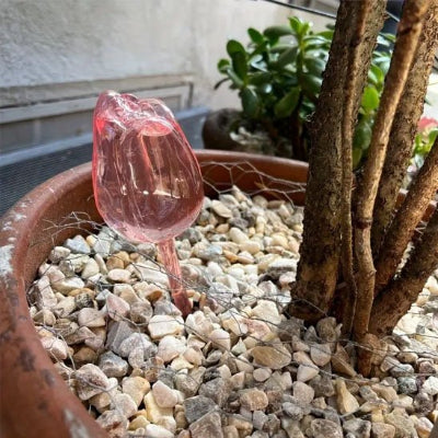 L'arroseur Élégance rose s'insère facilement grâce à sa longue tige fine