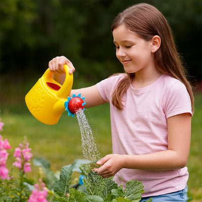 fillette pratiquant son autonomie avec l'Arrosoir -plastique pour enfant Rigol - Eau jaune