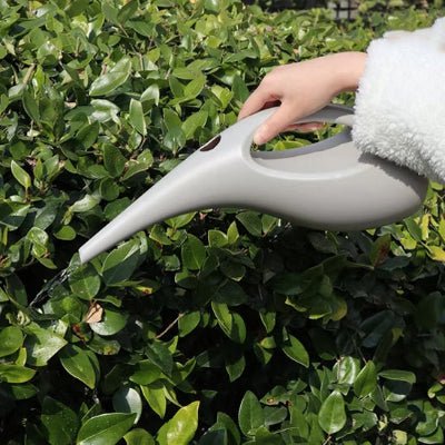arrosage d'une haie d'arbustes avec l'Arrosoir jardin bec long ErgoDesing 