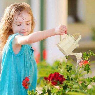 Enfant arrosant des fleurs avec l'Arrosoir Mini Mignonne beige