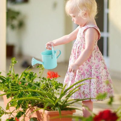 Enfant arrosant des fleurs avec l'Arrosoir Mini Mignonne bleu léger