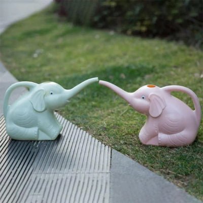 duo de l'Arrosoir plastique Elephant-Eau sur une terrasse