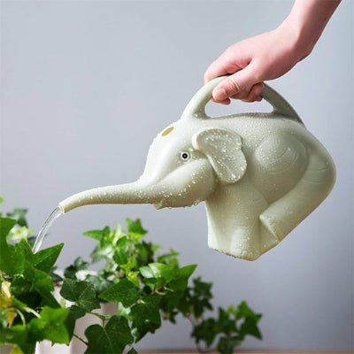 Arrosoir plastique Elephant-Eau vert arrosant un lierre