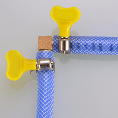 Embout Tuyau Arrosaage Connecteur L Cannelé installé sur tuyau bleu