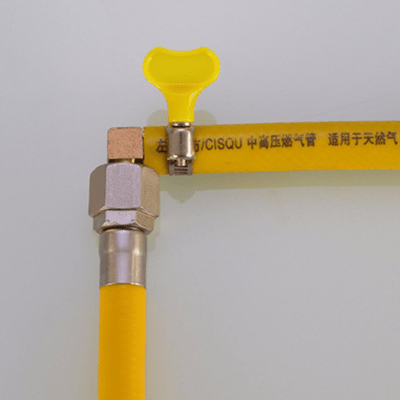 Embout Tuyau Arrosaage Connecteur L Cannelé installé sur tuyau jaune