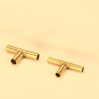 Embout Tuyau Arrosage Connecteur T Cannelé en duo sur fond jaune