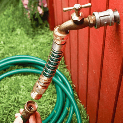 Embout Tuyau Arrosage Séparateur-Robinet Y laiton avec extension ressort sur robinet extérieur mur rouge