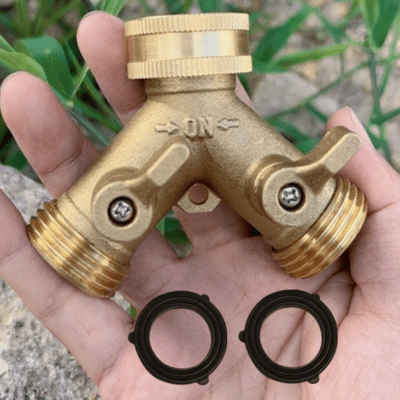 Embout Tuyau Arrosage Séparateur-Robinet Y laiton avec joints en cahouchouc dans une main