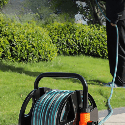 enrouleur tuyau  arrosage PlumEau pratique au jardin