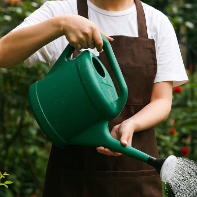Litre arrosoir JardinDO vert avec sa poignée ergonomique et bien balancée