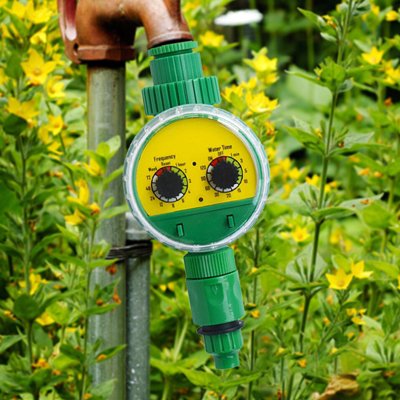 Programmateur arrosage automatique Eco-Smart au milieu d'un bosquet de jolies fleurs jaunes