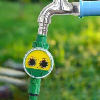 Programmateur arrosage automatique Eco-Smart sur un robinet au bout tuyau d'un bleu