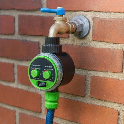 Programmateur d Arrosage O-Smart au robinet d'un mur de brique