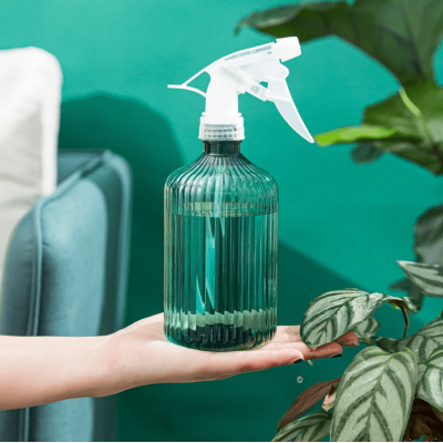 Pulvérisateur à main Romatico Spray en démonsstration dans une main