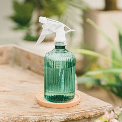 Pulvérisateur à main Romatico Spray sur table jardin carré