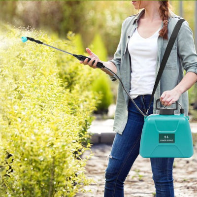 Femme pulvérisant ses plantes avec le Pulvérisateur Eletrique Jardin Multrifonction 5L