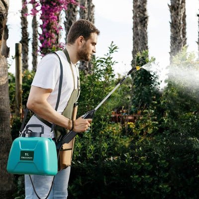 Homme utilisant le Pulvérisateur Eletrique Jardin Multrifonction 5L à l"extérieur