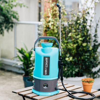 Pulvérisateur jardin électrique 8L MaxiJardin déposé sur une table de jardin