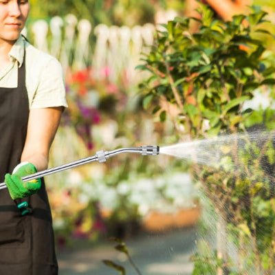 Jardinière pulvérisant ses plantes de pépinière avec le Pulvérisateur Professionnel JetPro 30 cm 