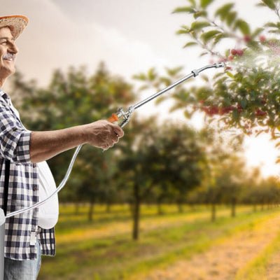 Jardinier heureux d'utiliser le Pulvérisateur Professionnel Réglable FlowMaster dans son verger