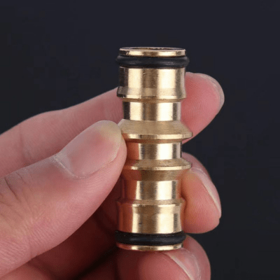 Raccord tuyau arrosage Coupleur du KIT DE REPARATION QuickBrass tenu dans les mains