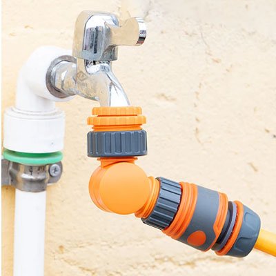 Raccord tuyau arrosage pivotant 360° FlexiRotate en gros plan