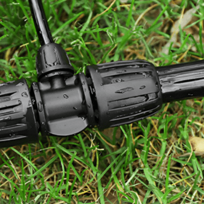 Raccord tuyau arrosage TriFlo 4-7mm simple en gros plan dans herbe humide