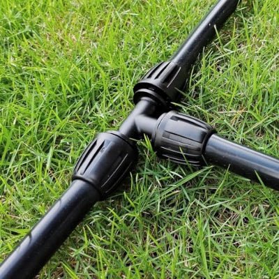 Raccord tuyau arrosage TriFlo 8 connecteurs T 16mm dans l'herbe