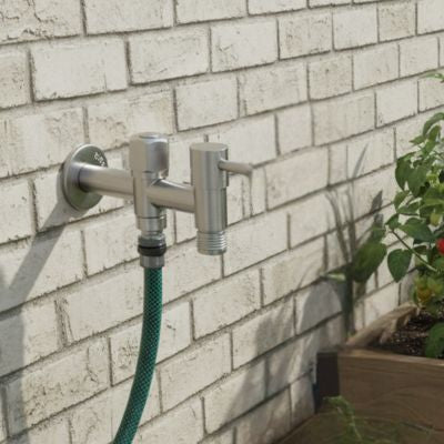 Boyau vert branché au Robinet double sortie FrosProtect 