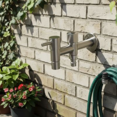 Robinet double sortie FrosProtect sur mur briques blanches