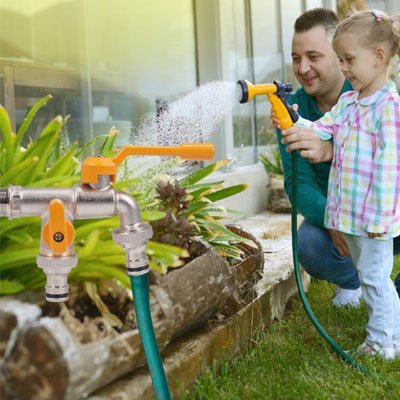 Père et sa fillette arrosant la plate bande gâce au robinet exterieur antigel Doubl-O