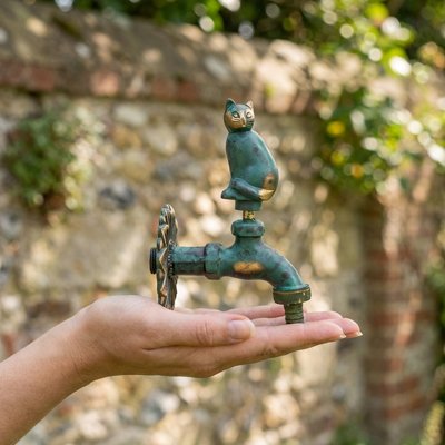 Robinet pour fontaine exterieure Chat Majeste vert dans la main jardinière