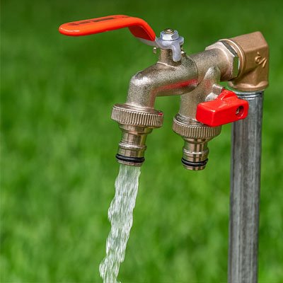 Robinets double sortie Laiton Efficient avec poignées rouges visibles