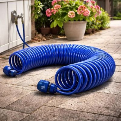 Tuyau arrosage extensible FlexiBlue près d'un robinet extérieur