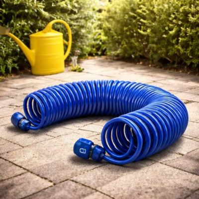 Tuyau arrosage extensible FlexiBlueprès d'un arrosoir jaune