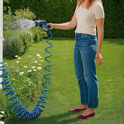 Tuyau arrosage extensible FlexiBlue bleu en spirale, utilisation sur pelouse pour arroser des fleurs avec pistolet d’arrosage